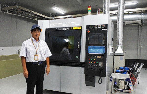 沙迪克生產(chǎn)的精密金屬三維打印機(jī)“OPM250L”與董事長(zhǎng)兼總經(jīng)理伊福元彥