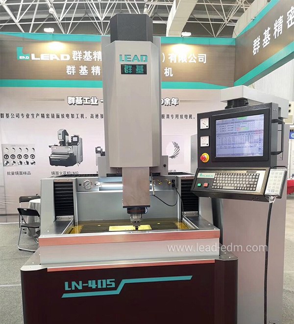 群基鏡面電火花機(jī)LN40S在群基展廳演示精密加工