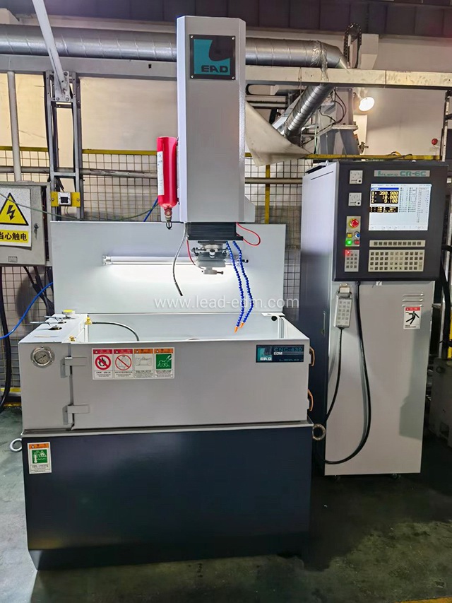 群基數(shù)控火花機CNC-430客戶新機調(diào)試 圖1