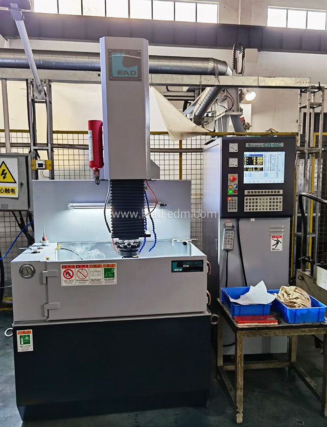 群基數(shù)控火花機CNC-430客戶新機調(diào)試 圖2