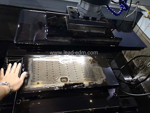 群基LN60鏡面火花機(jī)大面積石墨加工和紫銅鏡面加工現(xiàn)場(chǎng)演示